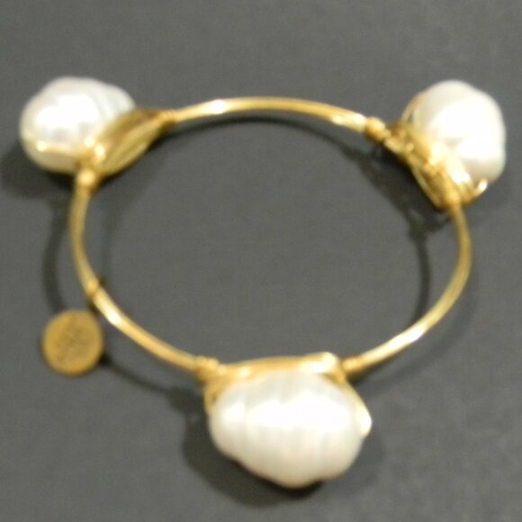 Bourbon & Bowties Pearl Bracelet Bangle Statement Goldtone EUC - Picture 3 of 5